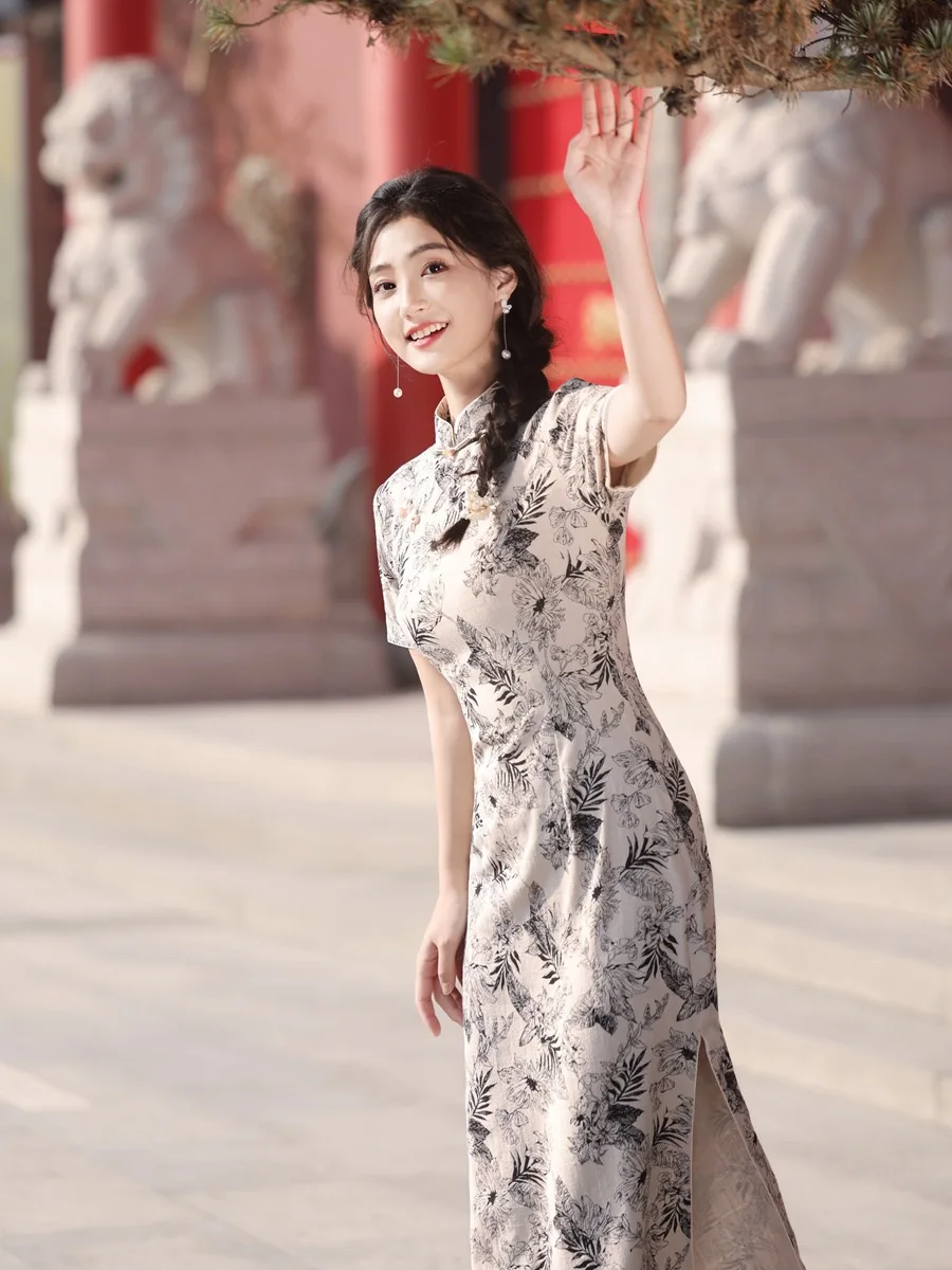 Retro chinesa stílusú Női qipao ruhát évjárat gomb Alaki Félfogadás Bor színe Elsőrangú Hagyományos cheongsam nyomtatás Virágos vestidos