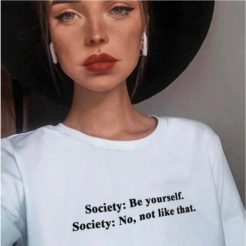 Женская футболка с надписью «Be Yourself»