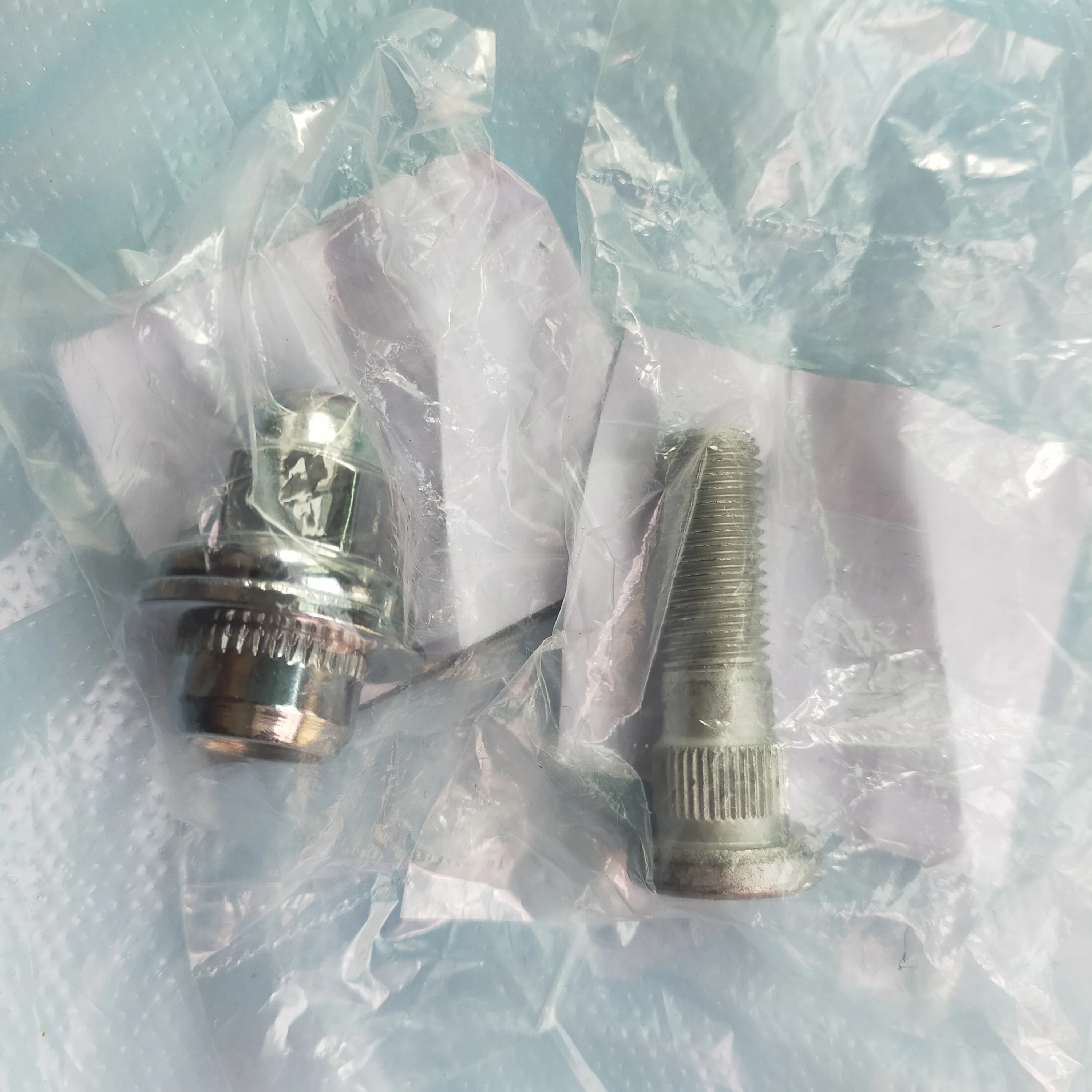 MR455707 Wheel Nut or MB584750 Rear Wheel Hub Bolt For Mitsubishi Pajero