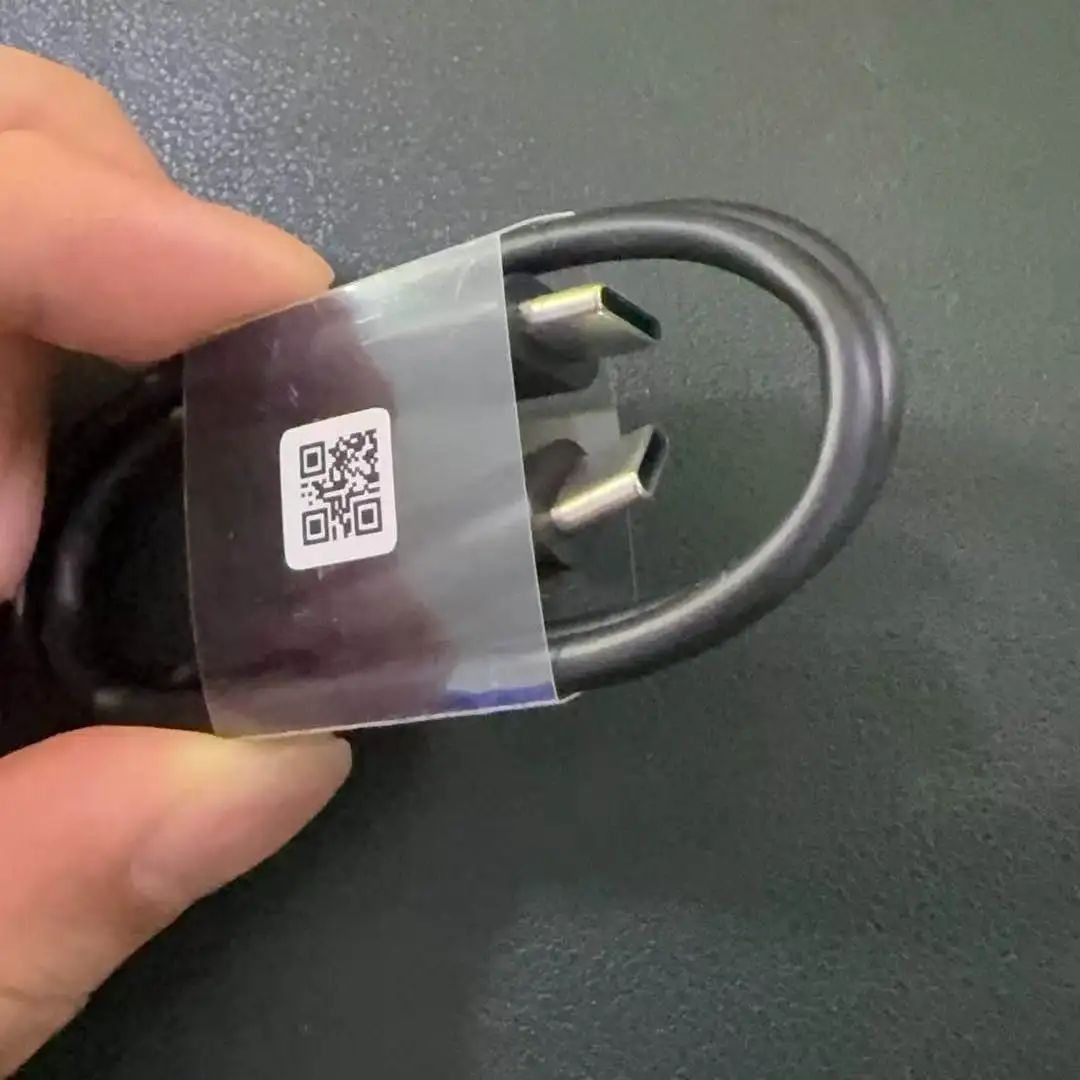 Câble de charge rapide USB-C pour drone DJI - Original usine, enroulé sur une surface en bois.