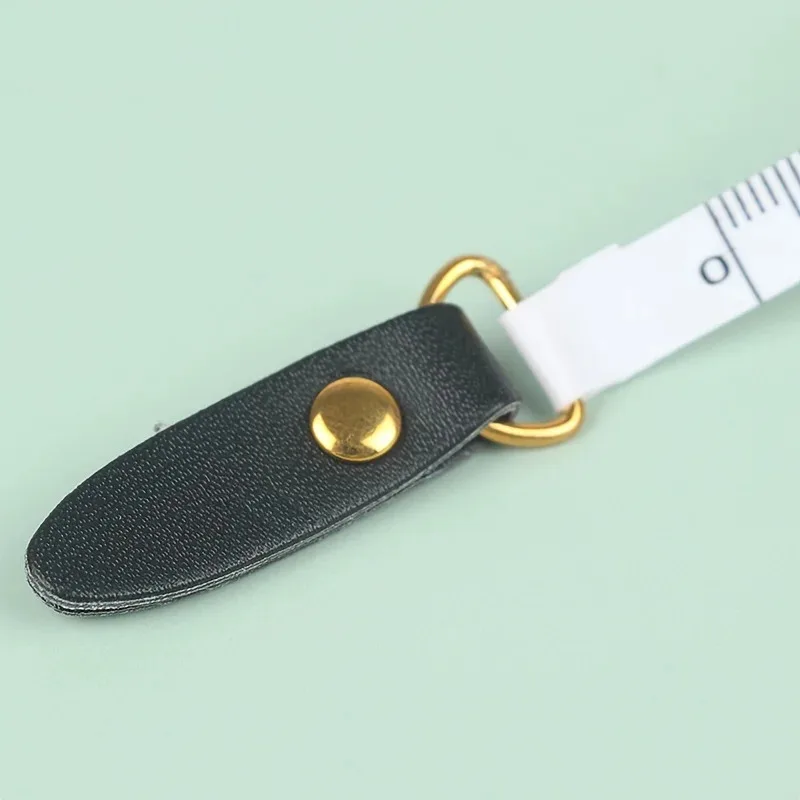 1pc 1.5m 복고풍 스타일 휴대용 접이식 PU 가죽 미니 줄자 - 정확한 센티미터 및 인치 스케일, 향수 디자인, C