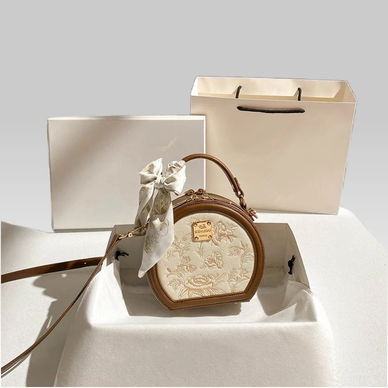 حقيبة يد كلاسيكية فاخرة، تتميز بألوان متناغمة وتطر...