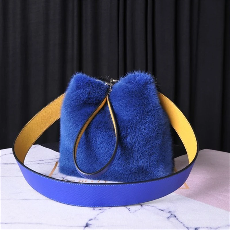 Women's Light Luxury Fur Handbag Natural Mink Fur Single Shoulder Bucket Bag Magnetic Buckle Closes Large Capacity Shoulder Bag