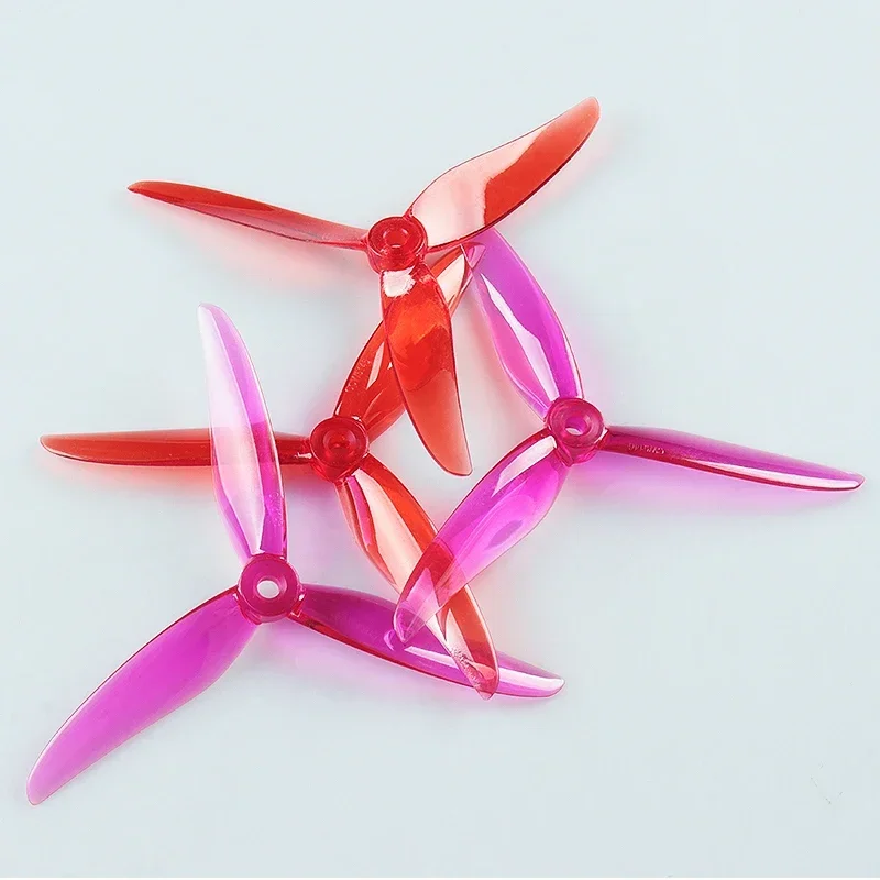 Vue rapprochée d'une hélice drone FPV 5 pouces violette montrant les pales et le moyeu.