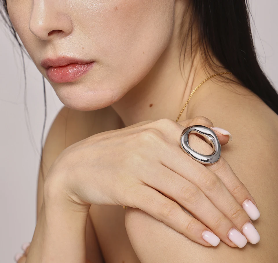Minimalistische klobige Ringe aus Edelstahl für Frauen, 18 Karat vergoldet, Hyperbole-Damenring, weiblicher Ring, ästhetischer Damenschmuck – Detail 12