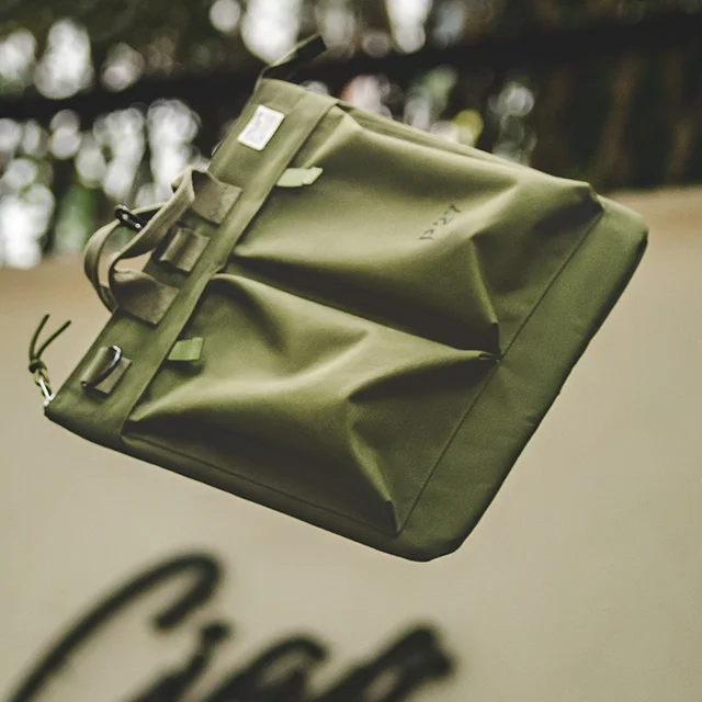 세련되고 기능적인 Maden 플라이어 헬멧 캔버스 백으로 필수품을 스타일리시하게 운반하세요.