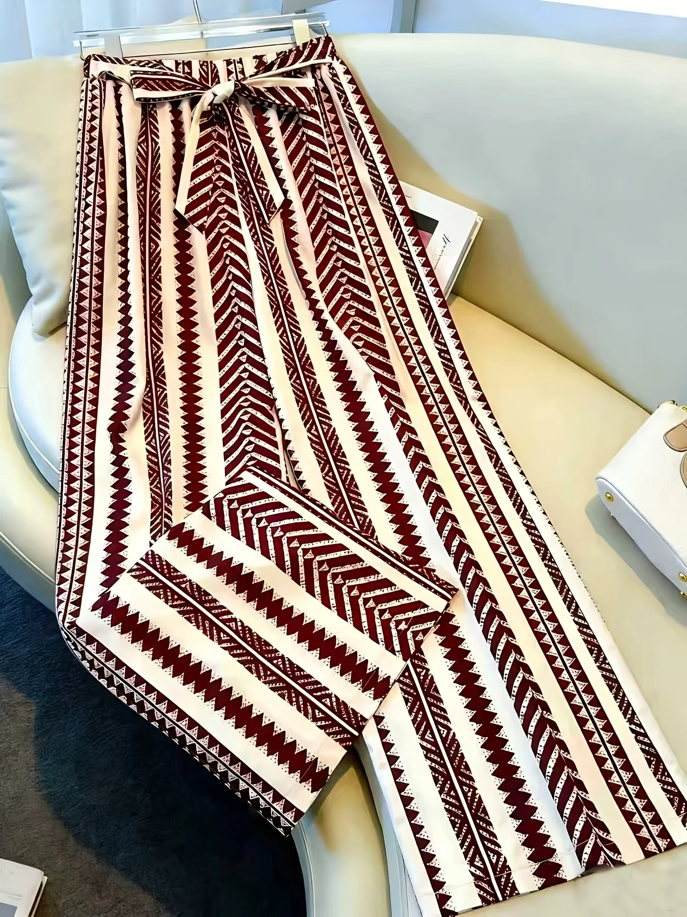 Burgunderrote geometrische Hose mit Pfeilmuster und Bindegürtel, weites Bein, Ethno-Stil, drapierte Freizeithose