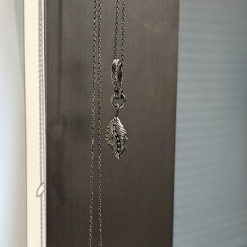 

Amorita boutique Feather design vintage necklaces