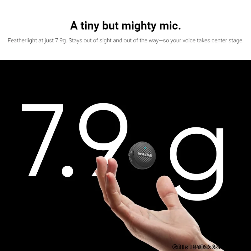 Micro Air Transmitter pour Insta360 X5 et Ace Pro 2 en main, montrant sa taille réduite de 7,9g pour enregistrement audio haute qualité.