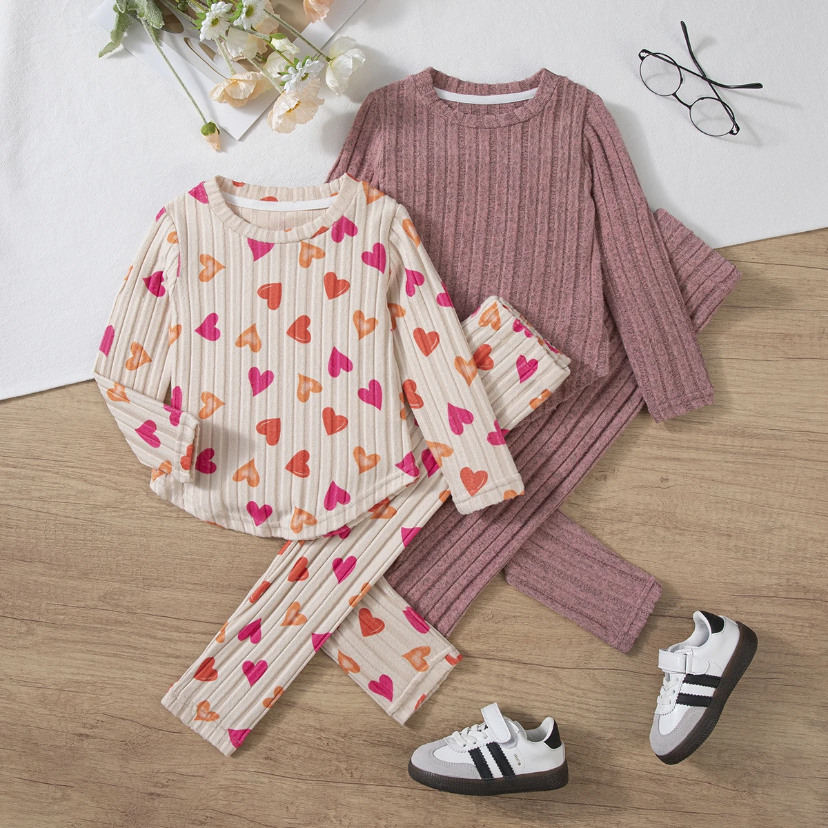 4-teiliges Mädchen-Set mit langen Ärmeln und Liebesdruck, Frühlings-/Herbst-Stil, minimalistische Modehose, trendige Kinderkleidungssets