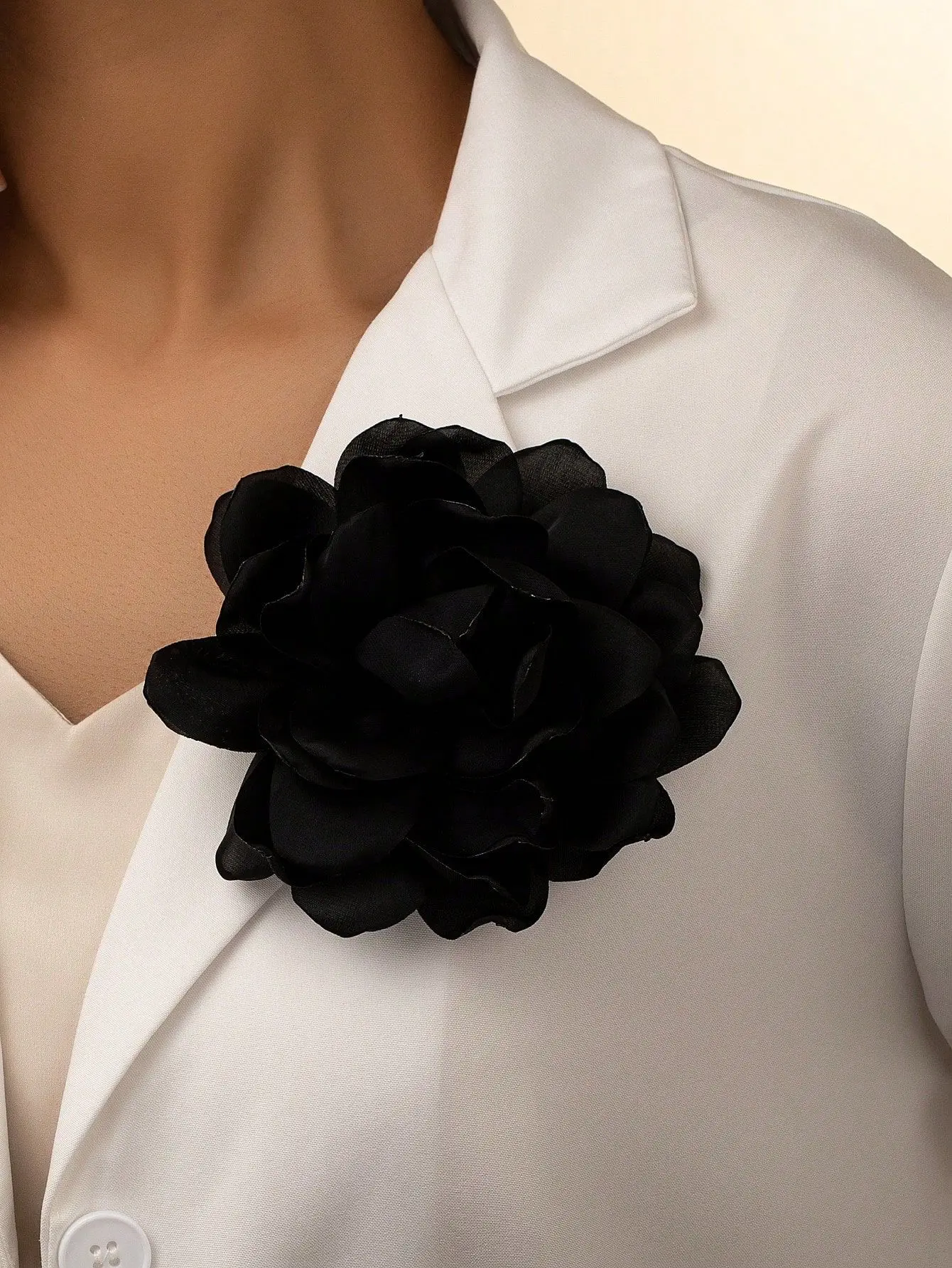 Description Picture 2 of itemBlack Flower Feather Brooch Designer Brooch Pin Elegant For Men Women Suit Corsage Luxury Wedding Party Jewelry Accessories Pins