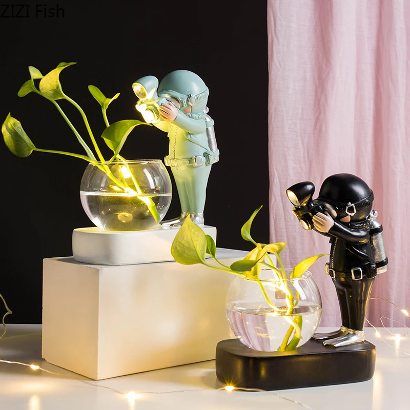 Creative Glass Vase Resin Astronaut Diver Ornaments Flower Vases Hydroponics Desktop Decor Flowers LED Light Pluggable Battery 2