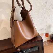 

2022 large-capacity textured female bags Retro all-match messenger bag Casual simple one-shoulder bucket bag Designer signature