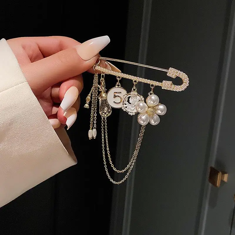 

Luxury Women Pearl Brooch Flower Tassel Pin Clothes Corsage Accessories Lady Temperament Clothes Brooch Daily Buckle Needle