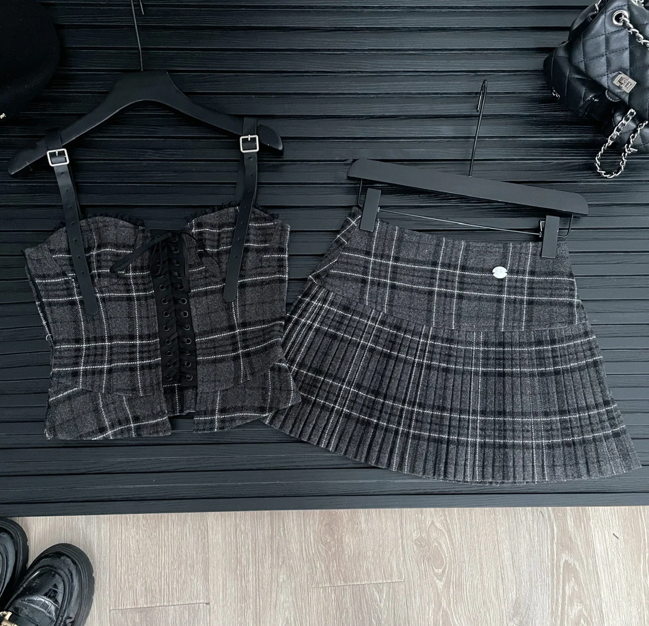 Conjunto de 3 piezas estilo retro coreano de otoño para mujer, camisa blanca, chaleco de tirantes y falda plisada, diseño de estilo universitario, moda Y2K.