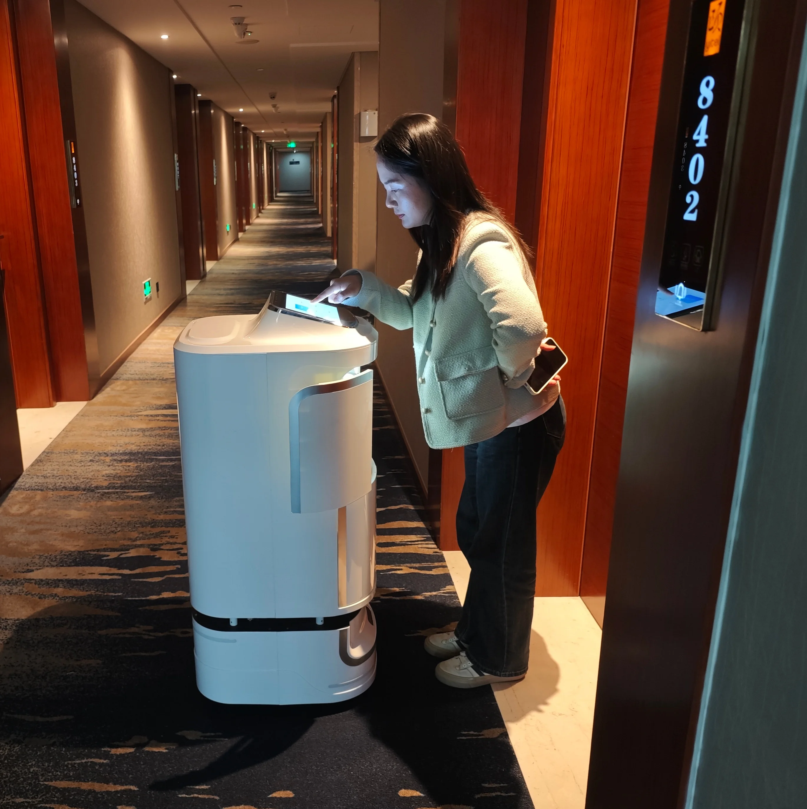 Robot di Consegna Personalizzato Renhuan Scud: Consegna di Cibo, Servizi per Camere e Pacchi per Hotel - immagine 5