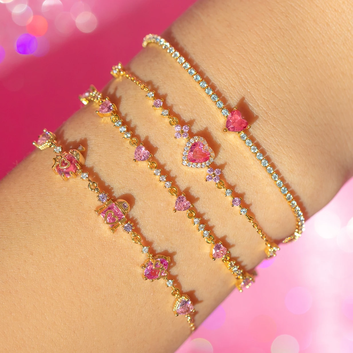 Detalle pulsera femenina con circonias