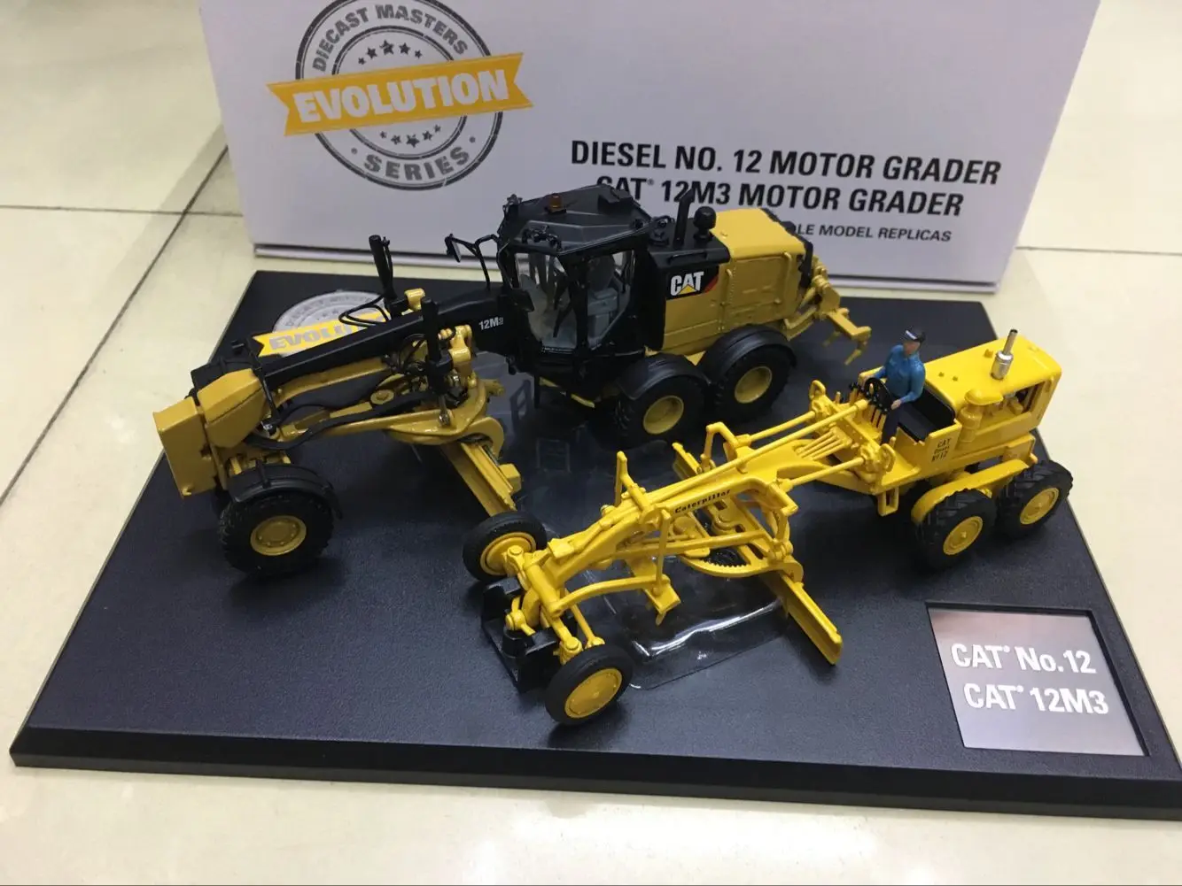 CAT CATERPILLAR NO.12 & 12M3 MOTOR GRADER 2 PC SET 1/50 SCALE BY DIECAST MASTERS 85560