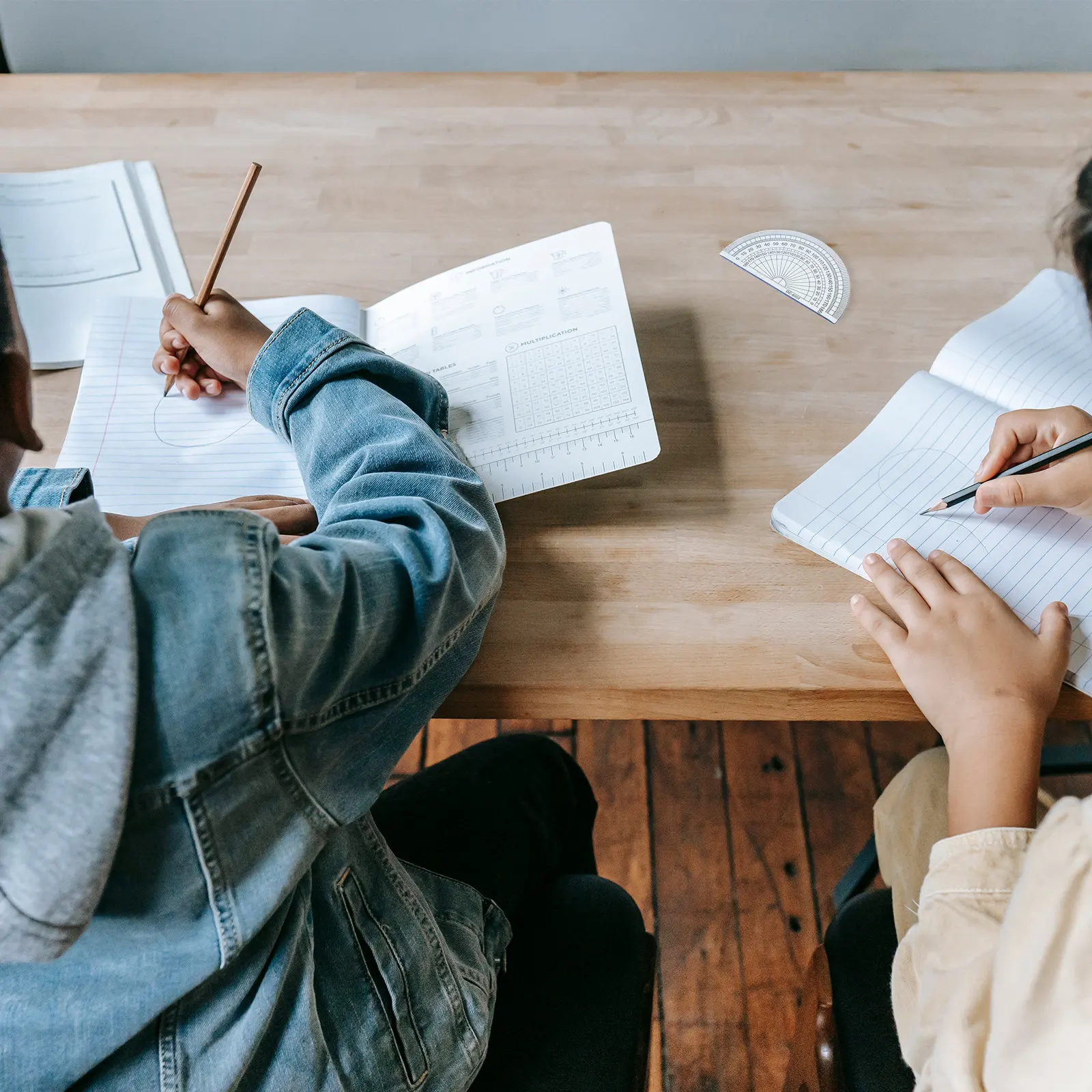 20Pcs 4 인치 플라스틱 각도기 180도 각도 측정 도구 학생을위한 경량 부드러운 표면 사무실 학교 수학