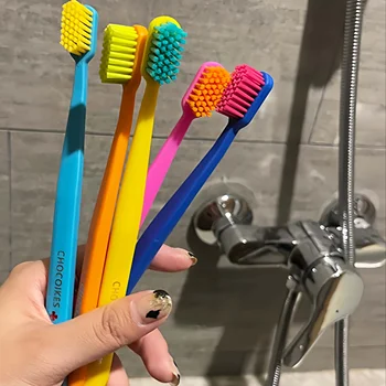 5 confezioni di set di spazzolini da denti con setole in nylon morbido color cioccolato Swiss Care, manico ergonomico, scelta ideale per viaggi e hotel 1