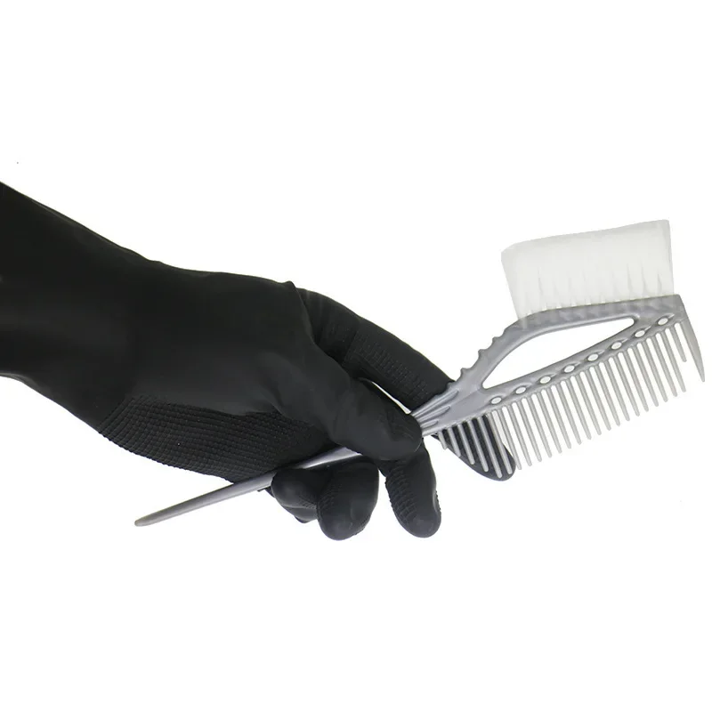 Paquet de gants nitrile jetables 10 paires, ouvert, avec des gants éparpillés, protection pour nettoyage ménager.