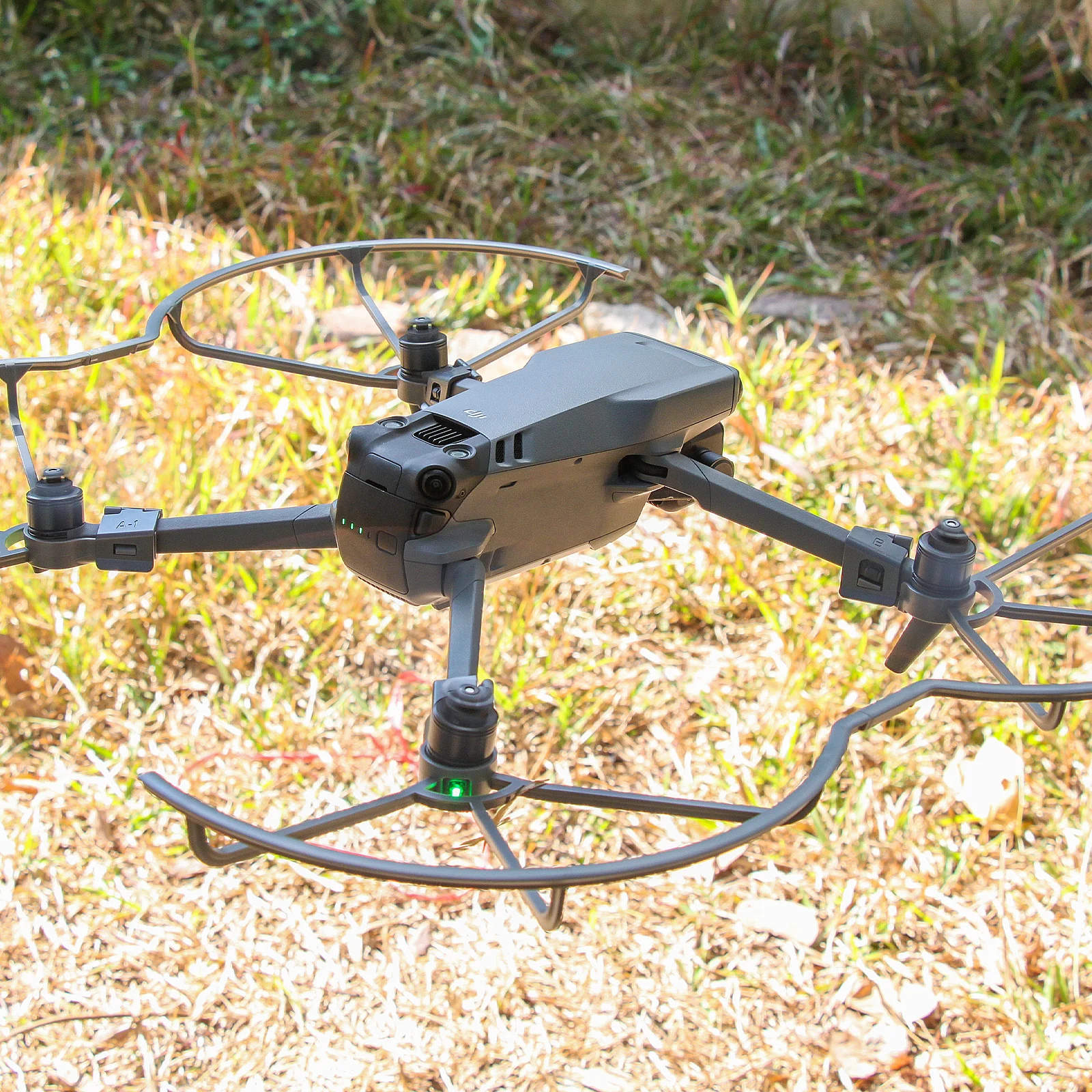 Installation du protège-hélice pour DJI Mavic 3 sur le drone, accessoire de protection essentiel.