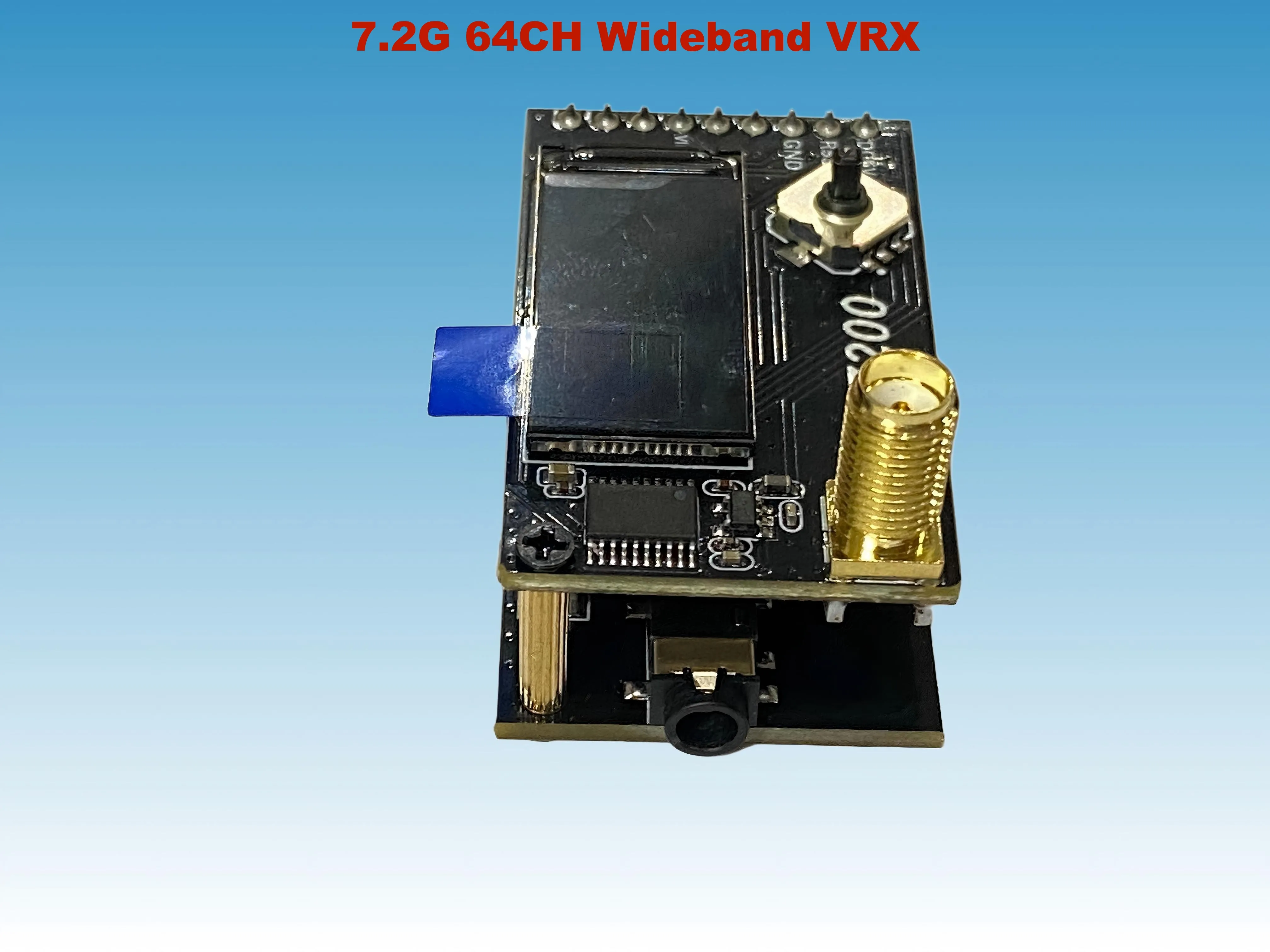 Gros plan sur l'écran du récepteur FPV 7.2G 64CH VRX affichant les canaux et la sensibilité