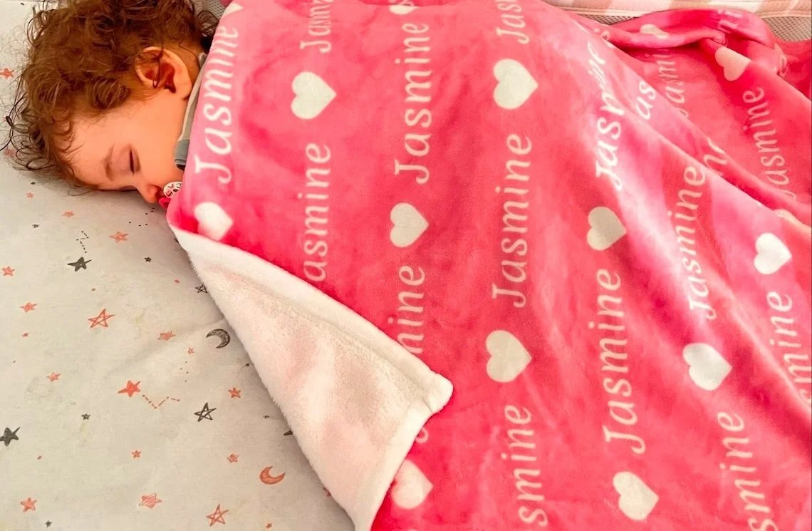 36-Farben-Decke mit individuellem Namen, Flanell, Geschenk für Babys und Kinder, individueller Bezug, weicher Fleece-Polyesterstoff für Campingreisen – Detail 2
