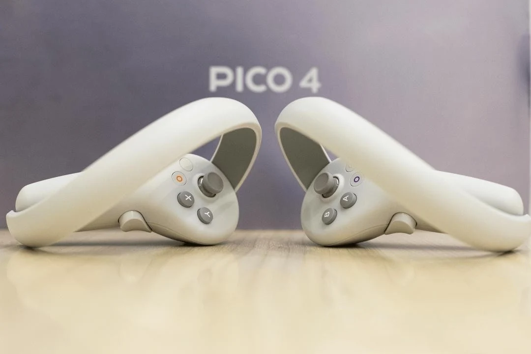 PICO4 8GB+128GB (本体、コントローラ以外のアタッチメント未使用) Amazon.co.jp: Pico 4 VR 左/右ハンドル コントローラーに対応