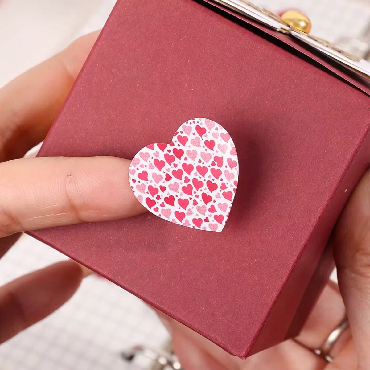 500 Pcs/Roll Large Heart-Shaped Glitter Stickers Self-Adhesive Decals Sealing Baking Label DIY Crafts Party Favors Gift Wrapping