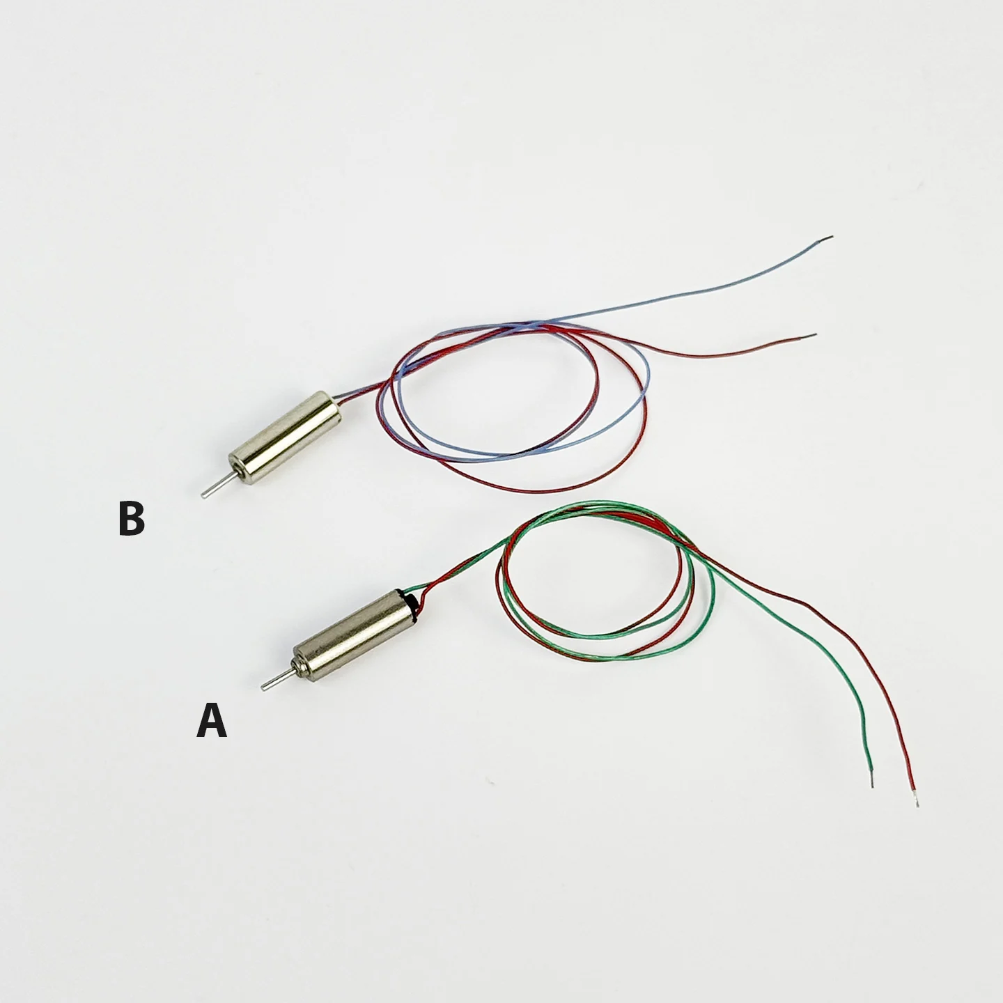 Moteur miniature sans noyau 4mm x 12mm haute vitesse 65000RPM à côté d'une pièce de monnaie pour échelle.