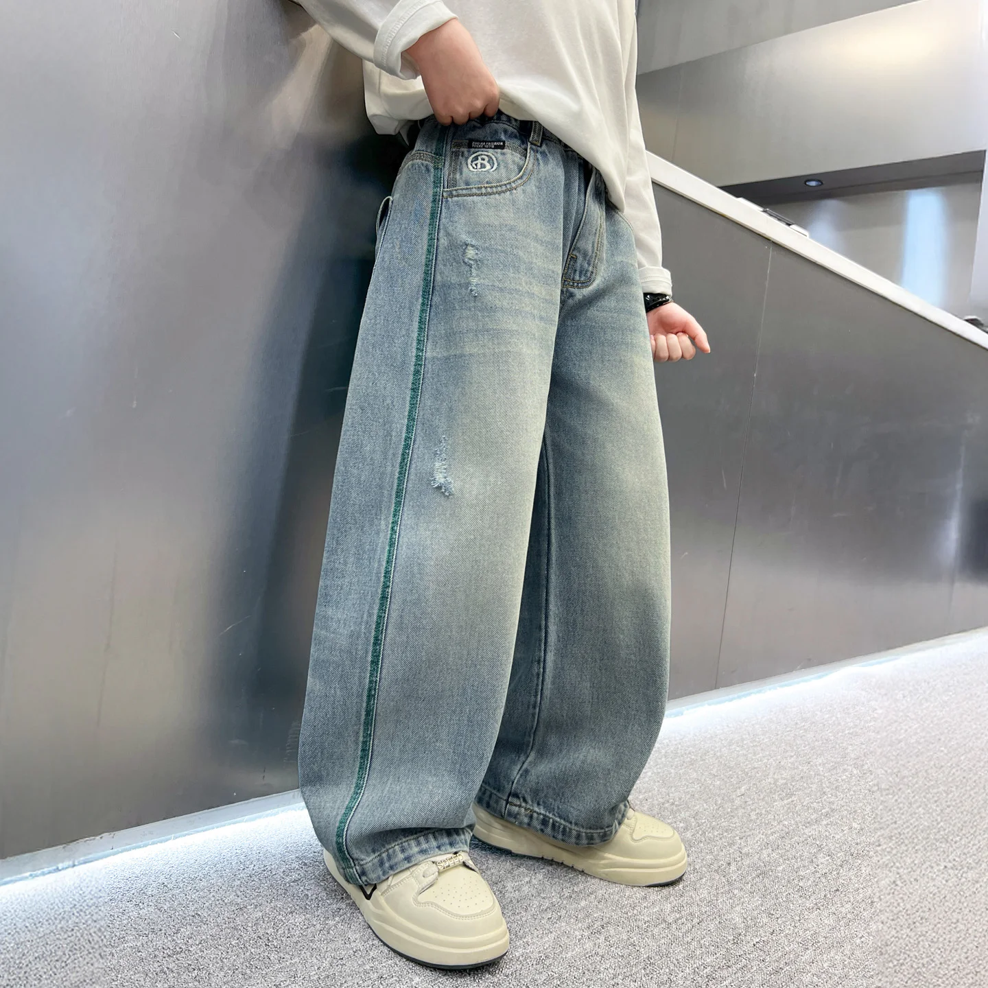 2026 소년용 와이드 레그 청바지 라이트 블루 디스트레스드 데님 팬츠 그린 스티칭 백 포켓 스트리트 스타일 키즈 바지 4-14세 패션