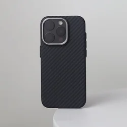 Sleek Magnetic Black Carbon Fiber Protective Phone Case with MagSafe Compatibility - iPhone 15 (Black)