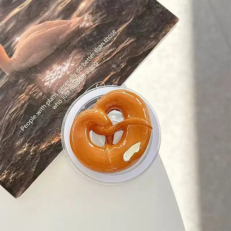 Pretzel-Brot-Halterung für MagSafe: Magnetischer Handy-Grip Tok Griptok Ständer für iPhone – Lustiger, faltbarer kabelloser Ladehalter – Detail 4