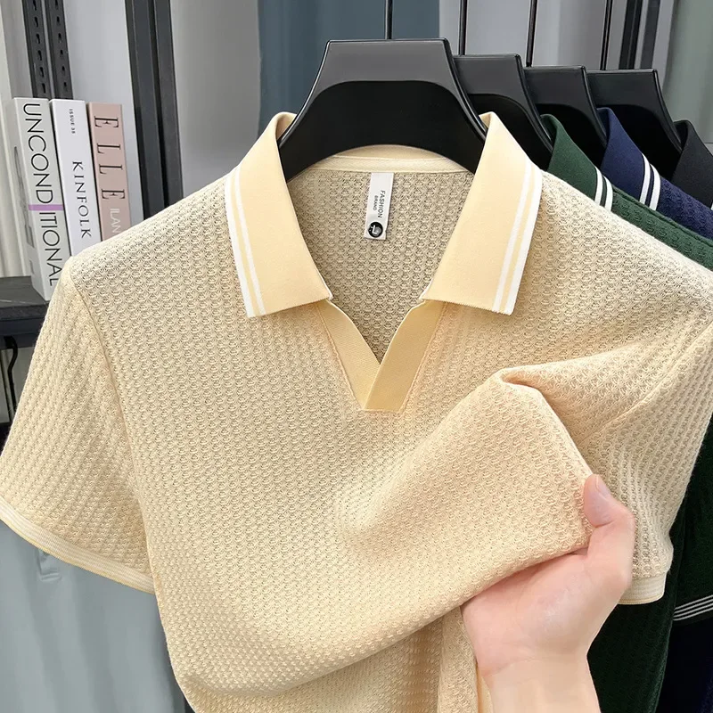 Polo da uomo in maglia waffle a righe con colletto a V, maniche corte, traspiranti, casual - immagine 3