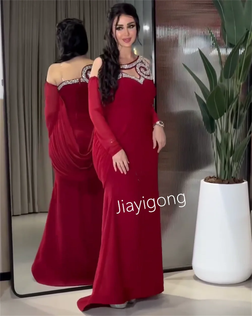 فستان ميدي مطرز كتف مكشوف