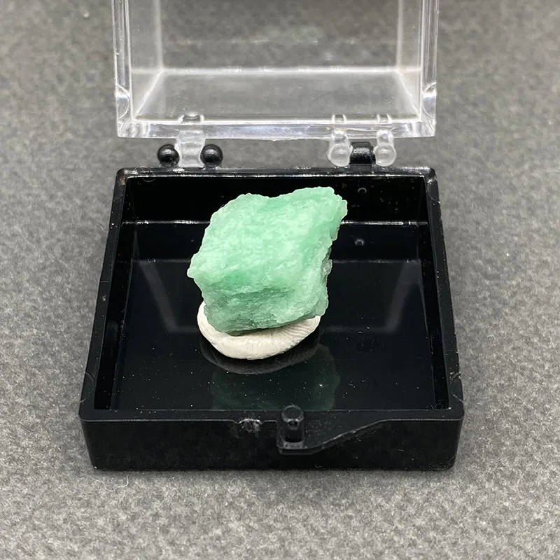 100%  Natural Emerald Mineral Specimens Stones and Crystals Healing Crystal   +Box size:35*35*35 mm