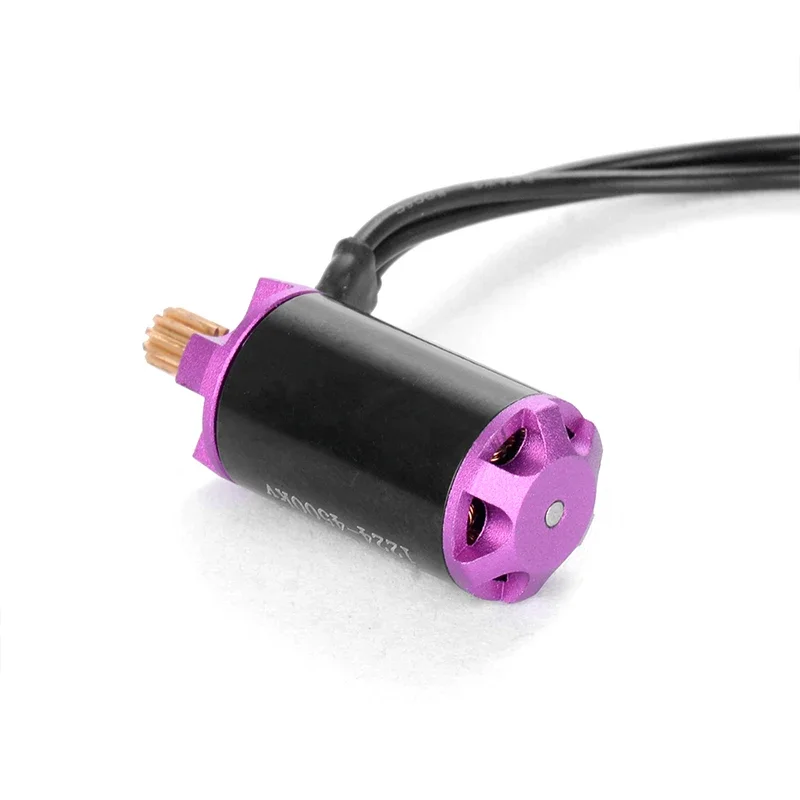 Moteur sans balais pour SCX24 et FMS FCX24M, installé sur un châssis de voiture RC chenilles.