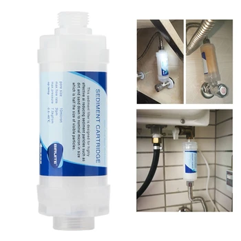 Sostituzione della cartuccia del filtro dell'acqua dei sedimenti della cucina di casa con sistema idrico ad osmosi di filtrazione in PP