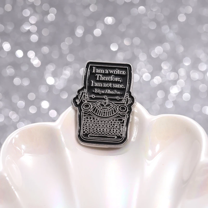 Schwarze Schreibmaschinen-Emaille-Anstecknadeln „I Am A Writer Therefore I Am Not Sane“-Broschen, Rucksack-Hemd, Anstecknadeln, Schmuck, Geschenk
