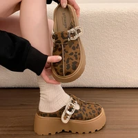Nouvelles sandales mules à plateforme épaisse pour femmes, en faux daim imprimé léopard, avec bride à boucle, bout rond, style décontracté, pour l'été 1