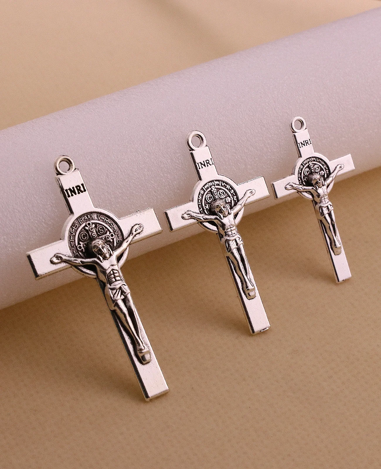 Diyalo 10 Stück 3 Größen Exorzismus St.Benedikt Kreuzigung Kreuz Anhänger Charms für DIY Rosenkranz Rosenkranz Halskette Armband Herstellung Teile – Detail 2
