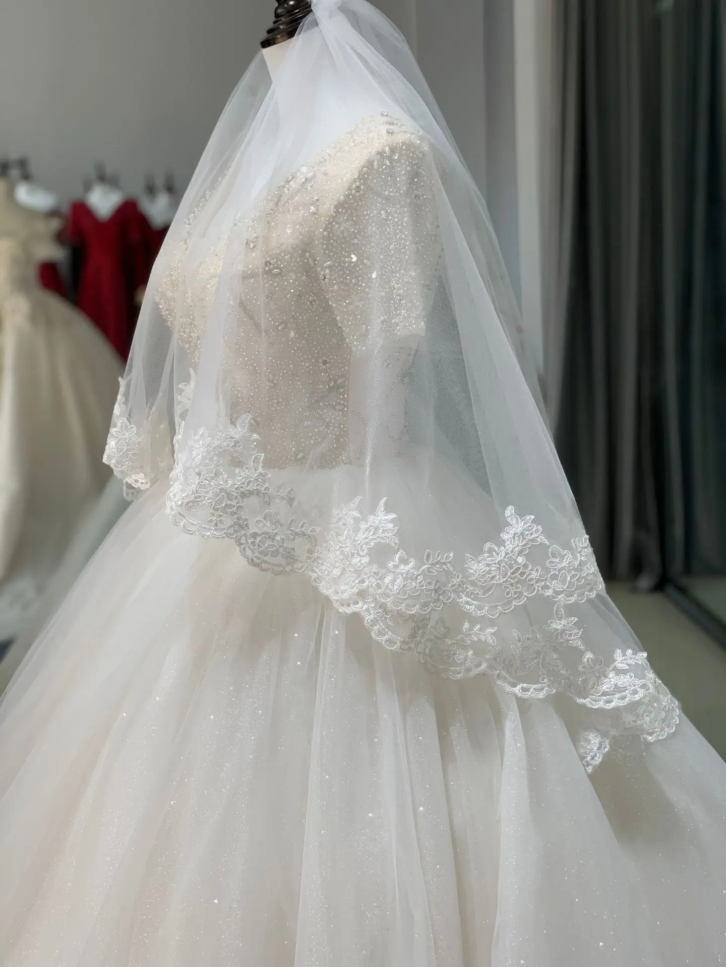 Рисунок 3 - Свадебное платье с вуалью