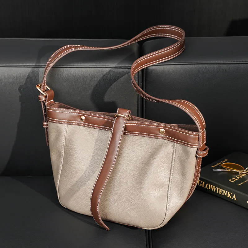 

2023 New Leisure Rivet Shoulder Bag Korean Style Men's Women's Bag Fashion Messenger Bag Luxury Brand Design Pu Leather