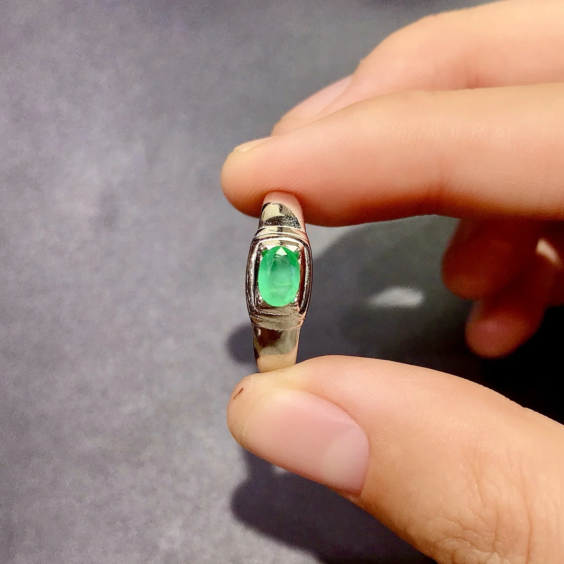 

New Fashion Silver Gemstone Ring 4mm*6mm 100% Natural Emerald Silver Ring 925 Silver Woman and MamEmerald Ring for Engagement
