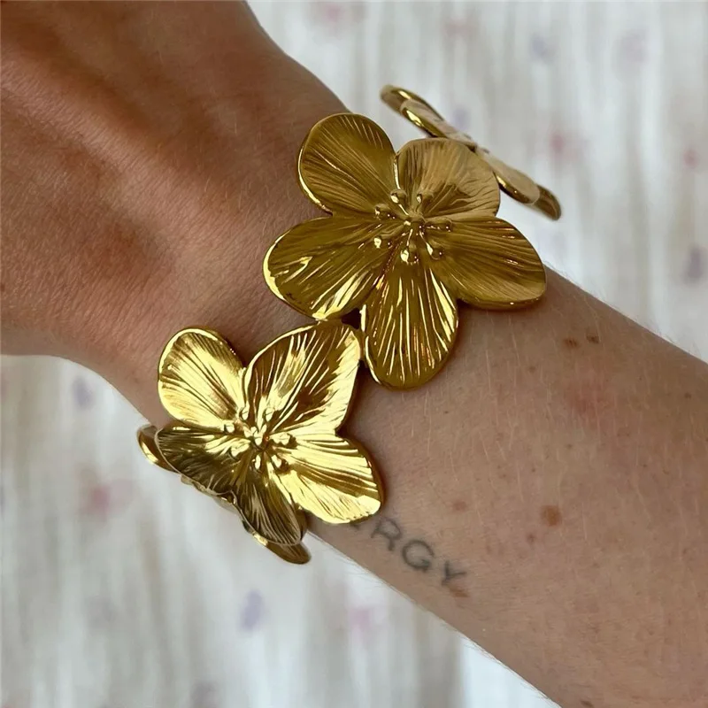 Pulsera ancha de flores ajustable