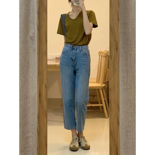 여름의 밝은 색상의 높은 허리 스트레이트 청바지