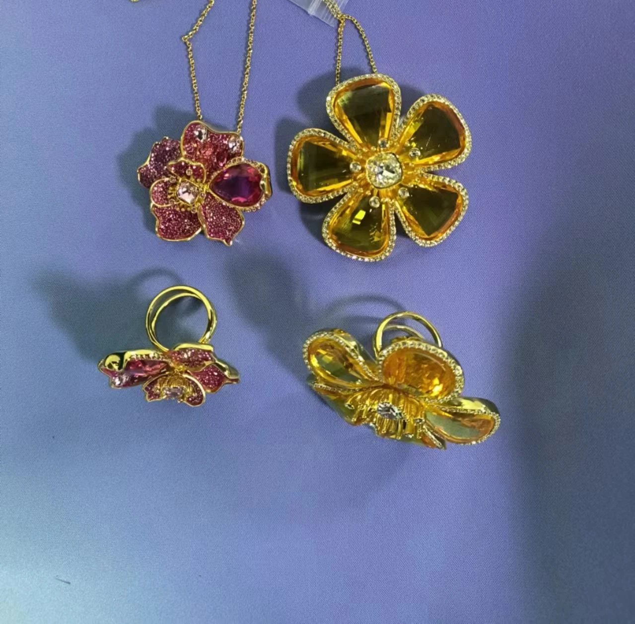 Colar e brincos flor, joalheria para festa feminina, tendência verão, moda, 2023