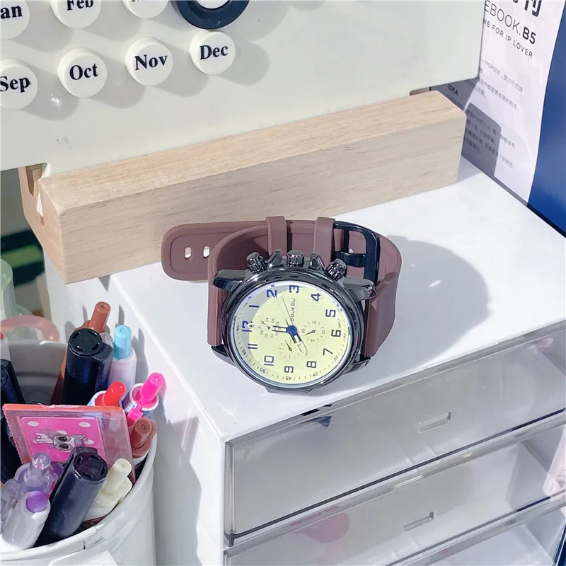 

Fashion Round Quartz Digital Retro Dial Casual Wrist Watches Rubber Strap Fashionable Clock Waterproof Wristwatch for Women