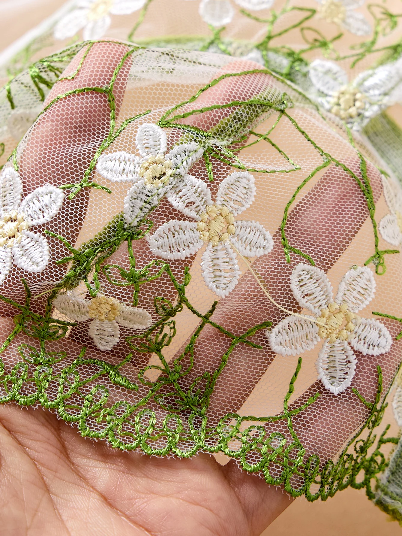 Ensemble de lingerie pour femmes avec broderie florale de marguerites vertes, soutien-gorge à armatures et string en maille transparente avec boucle en métal en forme de cœur, 2 pièces, sous-vêtements intimes.